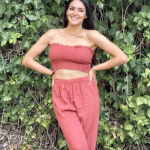 Conjunto de pantalón y top de tela de lino en color teja.