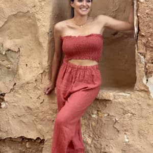Conjunto de pantalón y top de tela de lino en color teja.